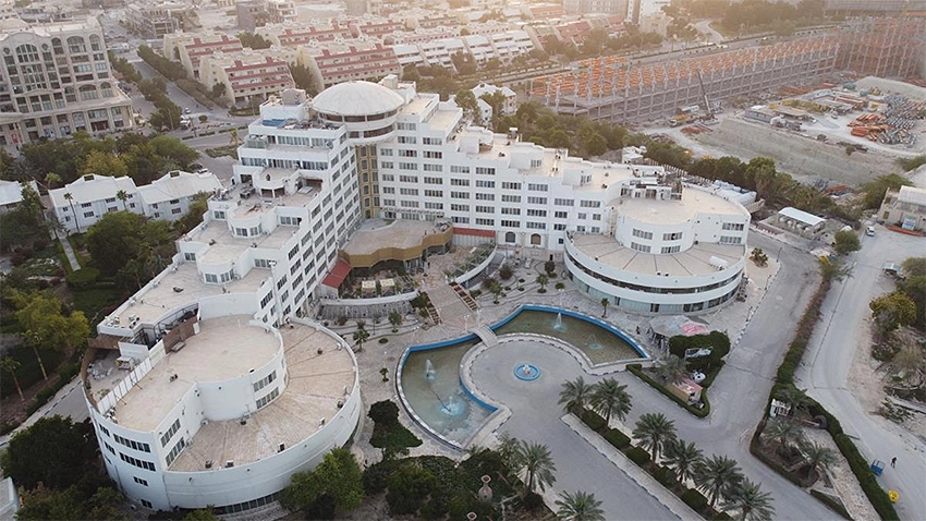 نمای بیرون هتل بزرگ ارم کیش